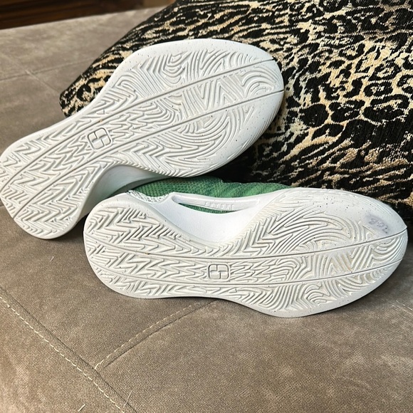 Nike Men's Green Athletic Shoes - Picture 9 of 10